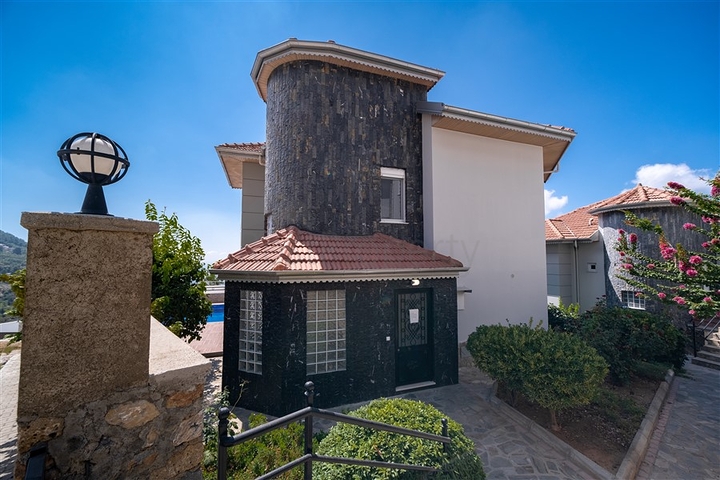 Вилла с панорамным видом на Средиземное море и горы в районе Бекташ