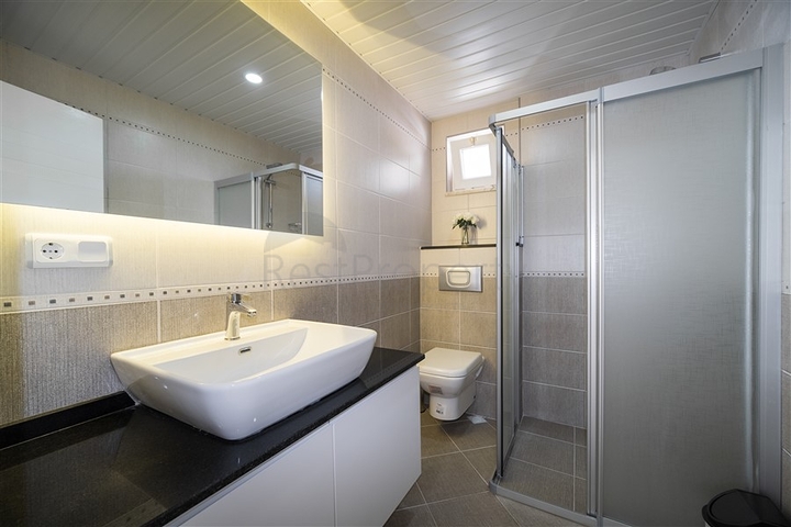 Вилла с панорамным видом на Средиземное море и горы в районе Бекташ