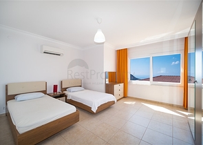 Вилла с панорамным видом на Средиземное море и горы в районе Бекташ