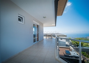 Вилла с панорамным видом на Средиземное море и горы в районе Бекташ