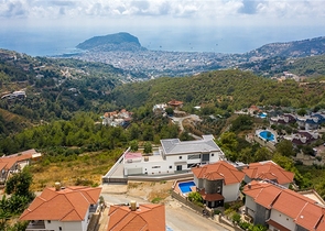 Вилла с панорамным видом на Средиземное море и горы в районе Бекташ