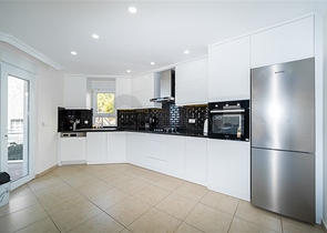 Вилла с панорамным видом на Средиземное море и горы в районе Бекташ