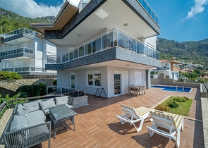 Вилла с панорамным видом на Средиземное море и горы в районе Бекташ