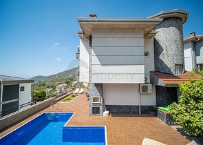 Вилла с панорамным видом на Средиземное море и горы в районе Бекташ