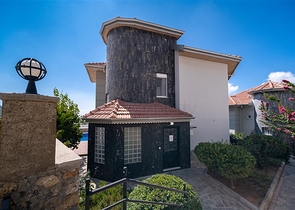 Вилла с панорамным видом на Средиземное море и горы в районе Бекташ