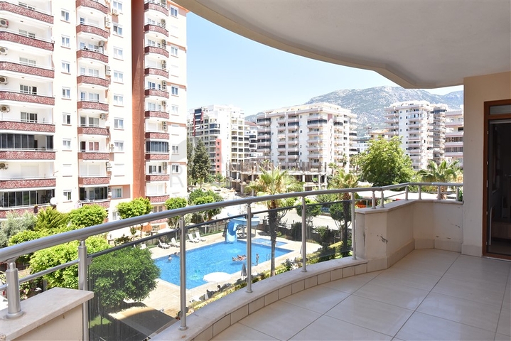 Трехкомнатная квартира с большой кухней