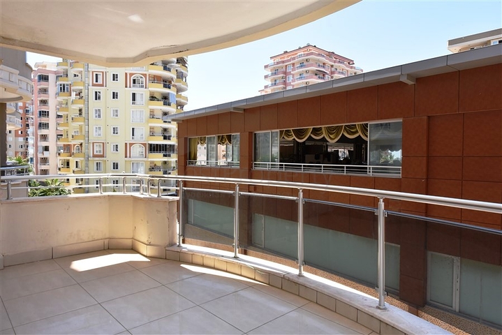 Трехкомнатная квартира с большой кухней