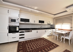 Трехкомнатная квартира с большой кухней