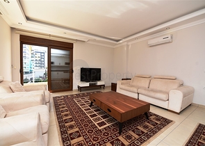 Трехкомнатная квартира с большой кухней