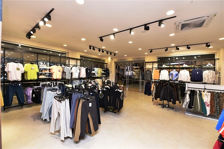 Коммерческие помещения в торговом центре в районе Окурджалар 