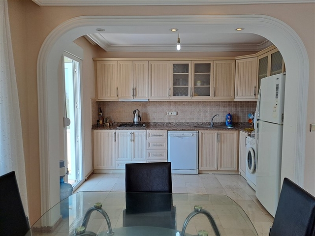 Квартира 2+1 на первой береговой линии в Махмутларе 