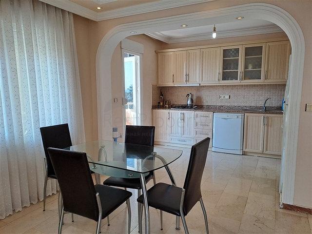 Квартира 2+1 на первой береговой линии в Махмутларе 