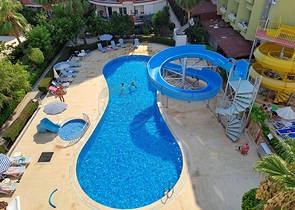 Квартира 2+1 на первой береговой линии в Махмутларе 