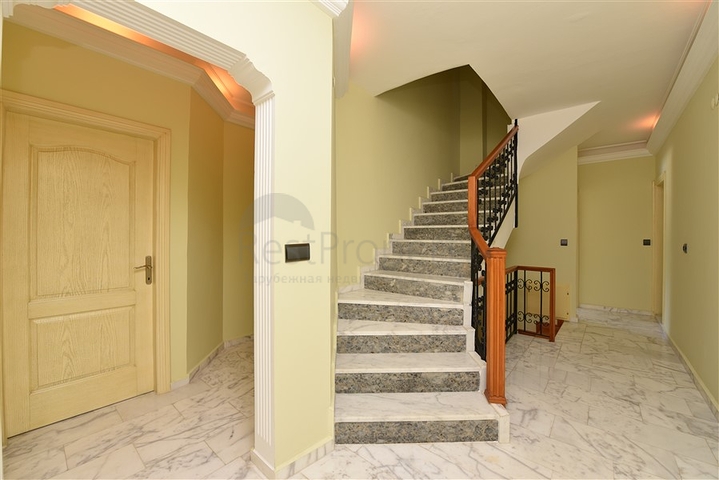 Просторная вилла 7+1 в районе Кестель