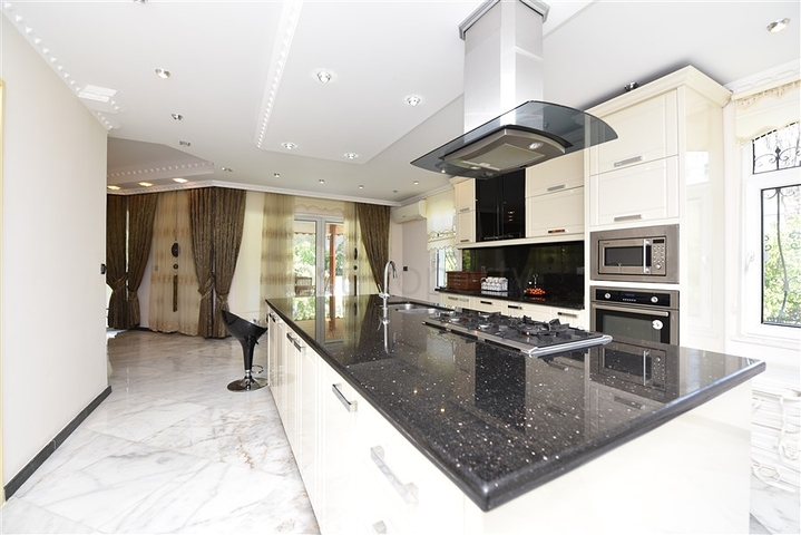 Просторная вилла 7+1 в районе Кестель