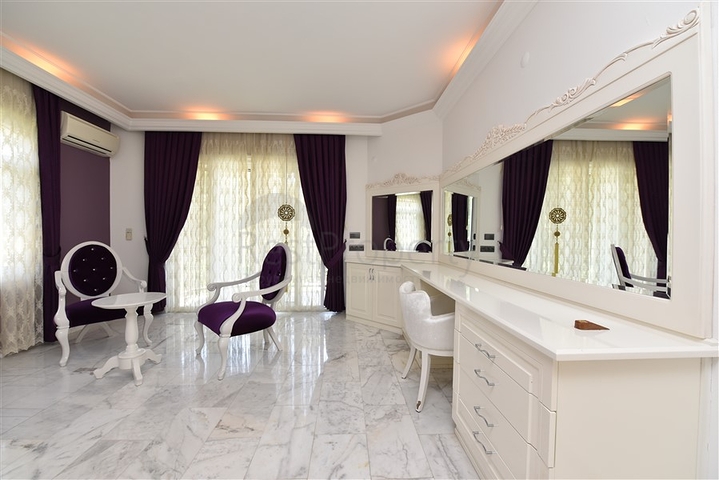 Просторная вилла 7+1 в районе Кестель