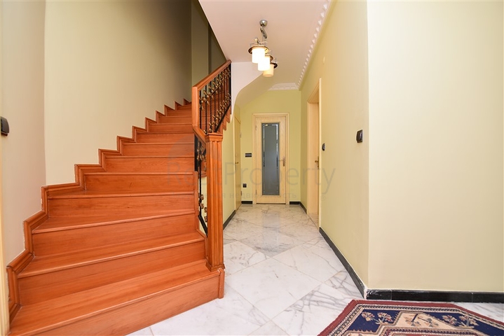 Просторная вилла 7+1 в районе Кестель