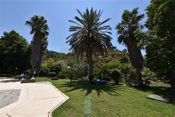 Просторная вилла 7+1 в районе Кестель