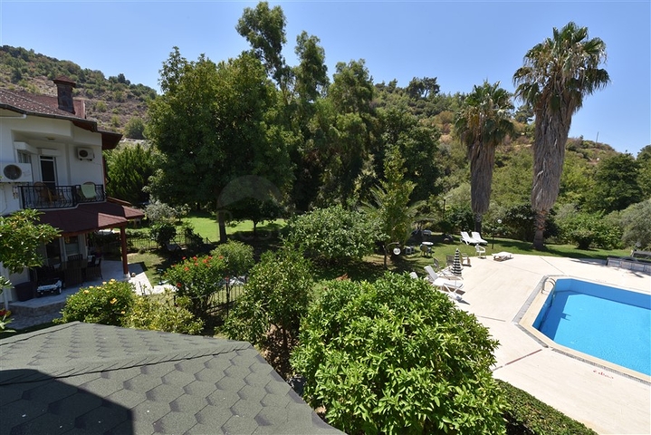 Просторная вилла 7+1 в районе Кестель