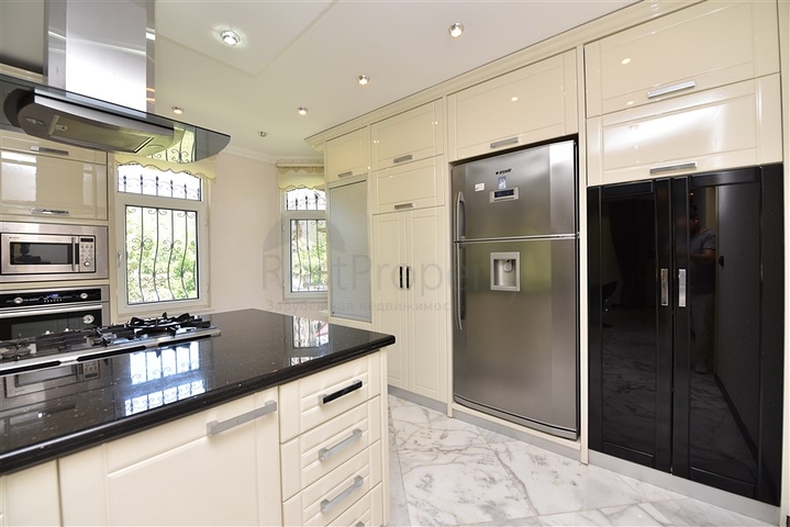 Просторная вилла 7+1 в районе Кестель