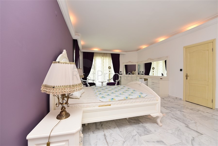 Просторная вилла 7+1 в районе Кестель