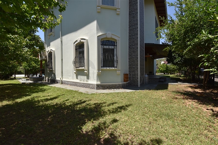 Просторная вилла 7+1 в районе Кестель