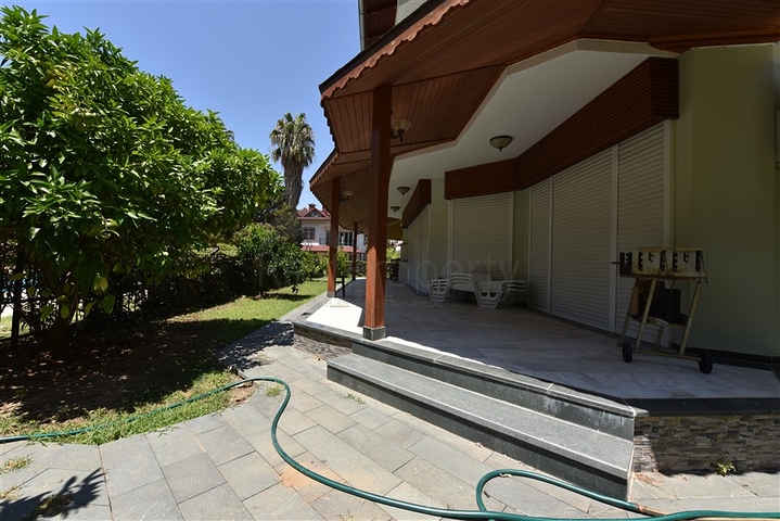 Просторная вилла 7+1 в районе Кестель