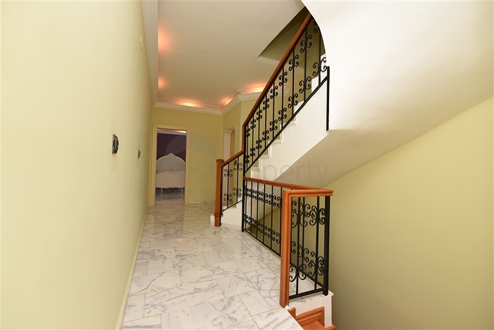 Просторная вилла 7+1 в районе Кестель