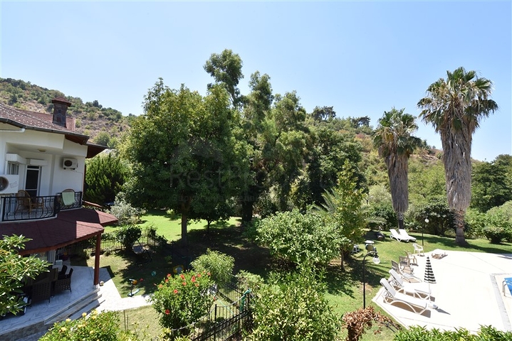 Просторная вилла 7+1 в районе Кестель