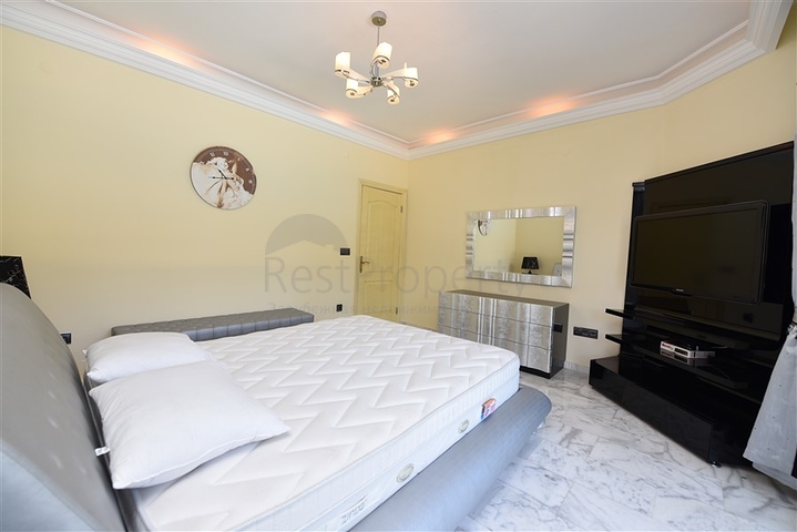 Просторная вилла 7+1 в районе Кестель