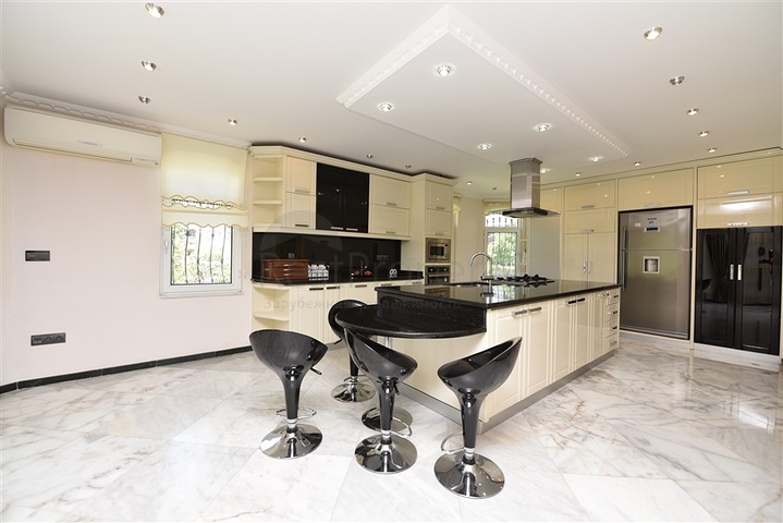 Просторная вилла 7+1 в районе Кестель