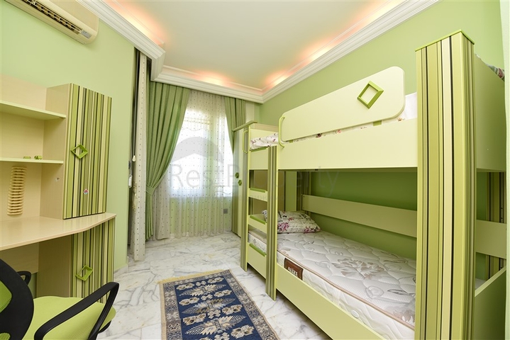 Просторная вилла 7+1 в районе Кестель