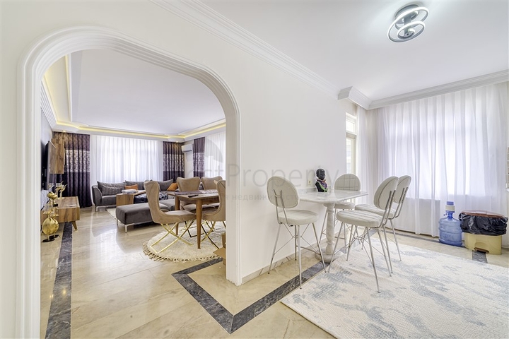 Трехкомнатная квартира с отдельной кухней и видом на море