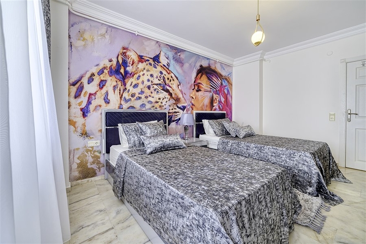 Трехкомнатная квартира с отдельной кухней и видом на море