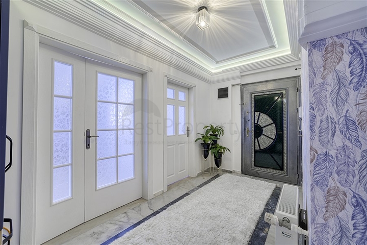 Трехкомнатная квартира с отдельной кухней и видом на море