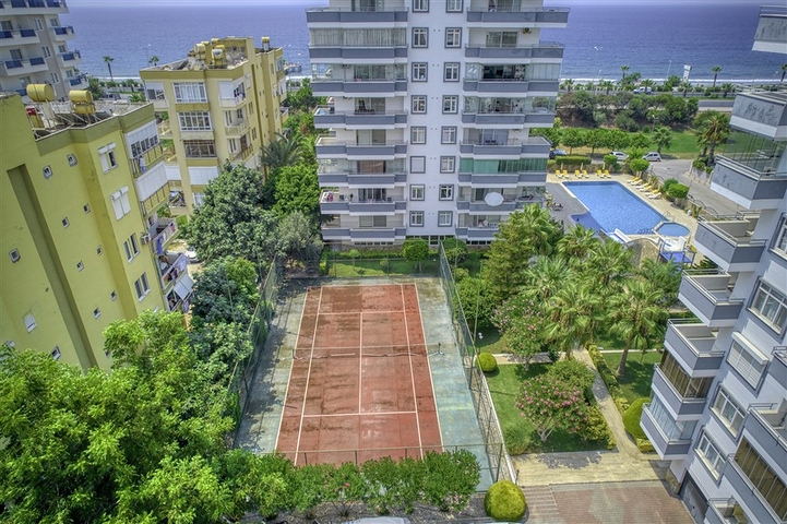 Трехкомнатная квартира с отдельной кухней и видом на море