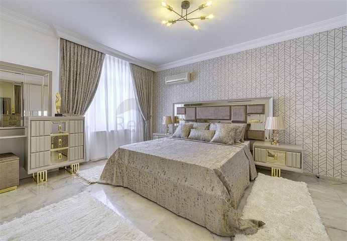 Трехкомнатная квартира с отдельной кухней и видом на море