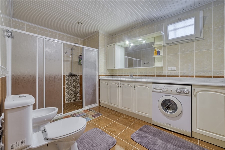 Трехкомнатная квартира с отдельной кухней и видом на море