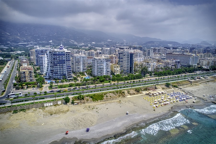 Трехкомнатная квартира с отдельной кухней и видом на море