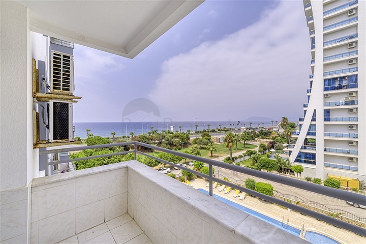 Трехкомнатная квартира с отдельной кухней и видом на море