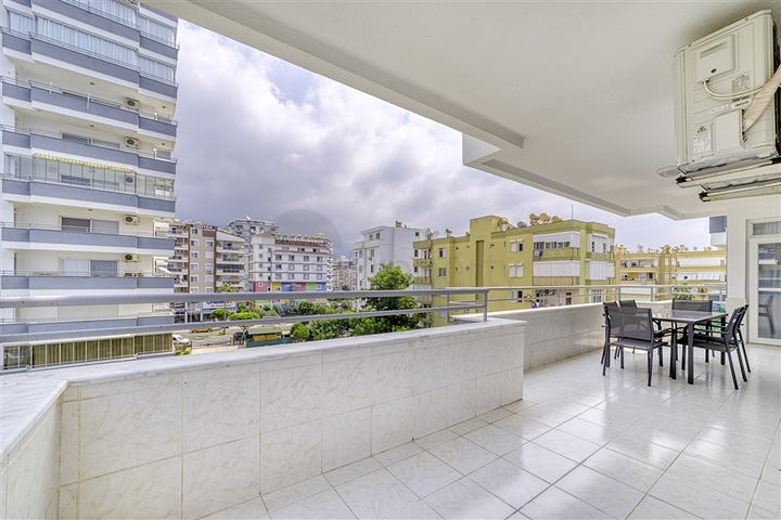 Трехкомнатная квартира с отдельной кухней и видом на море