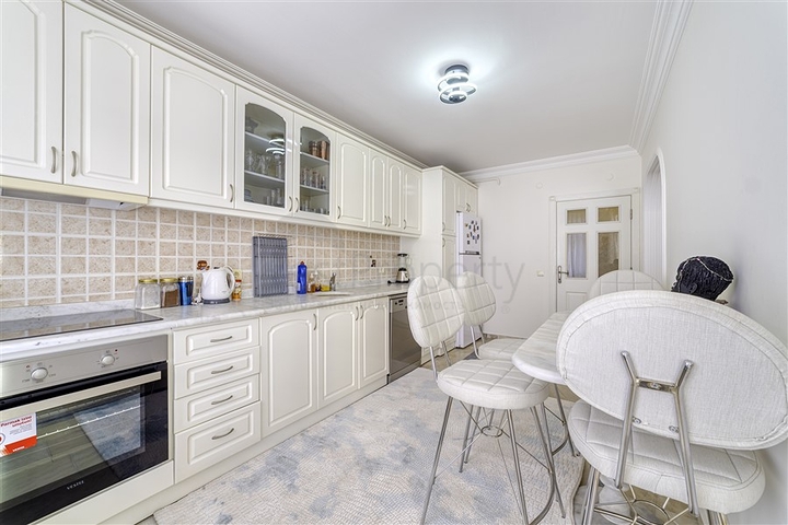 Трехкомнатная квартира с отдельной кухней и видом на море