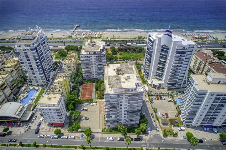 Трехкомнатная квартира с отдельной кухней и видом на море