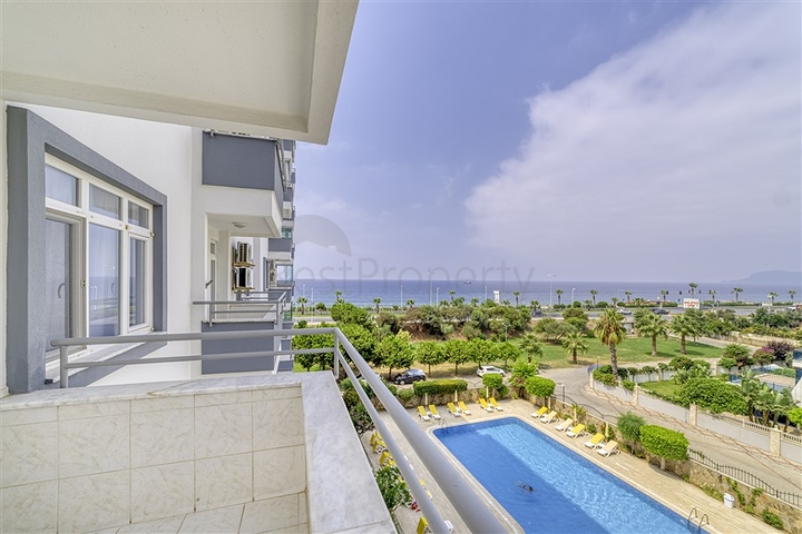 Трехкомнатная квартира с отдельной кухней и видом на море