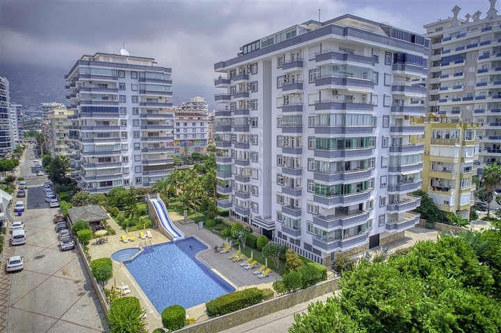 Трехкомнатная квартира с отдельной кухней и видом на море