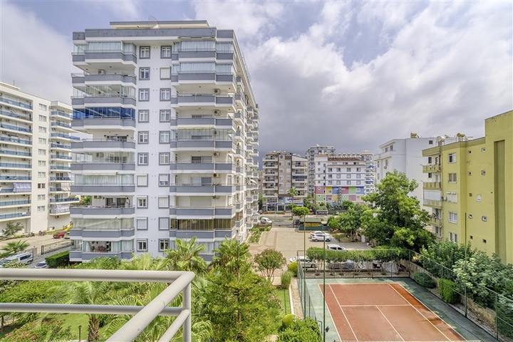 Трехкомнатная квартира с отдельной кухней и видом на море