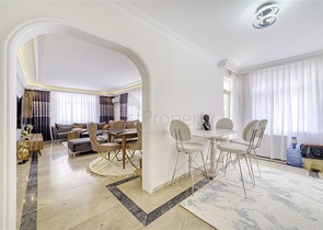 Трехкомнатная квартира с отдельной кухней и видом на море