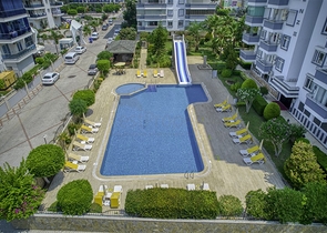 Трехкомнатная квартира с отдельной кухней и видом на море