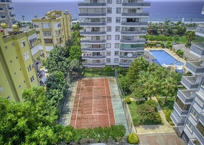 Трехкомнатная квартира с отдельной кухней и видом на море