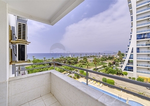 Трехкомнатная квартира с отдельной кухней и видом на море